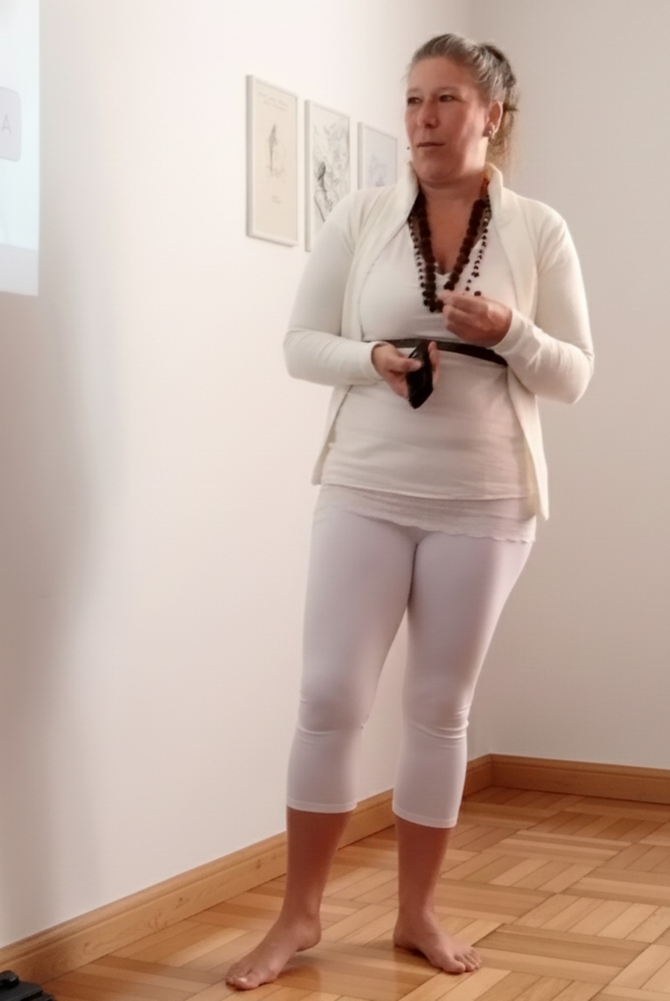 Atmajyoti durante la conduzione di un corso esperienziale